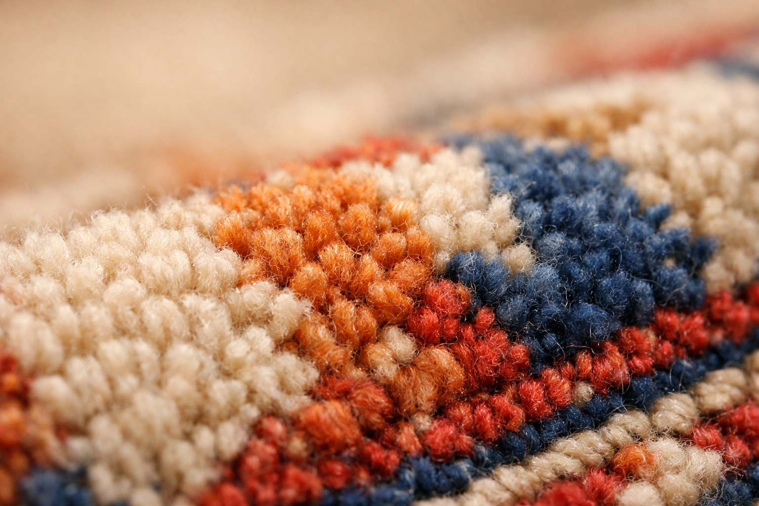 Detailansicht Mottenstellen – Flor und Fasern prüfen